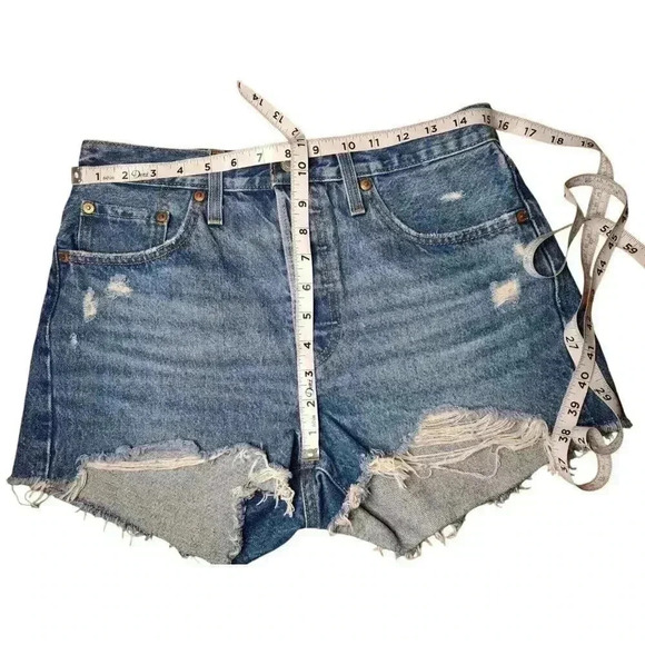 Levis Premium 501 Jean Shorts Denim Women Big 28 Cut offs Measures 30 - Picture 5 of 10